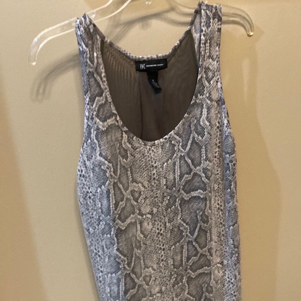 INC International Concepts Gray and White Fitted Sleeveless Tank Top